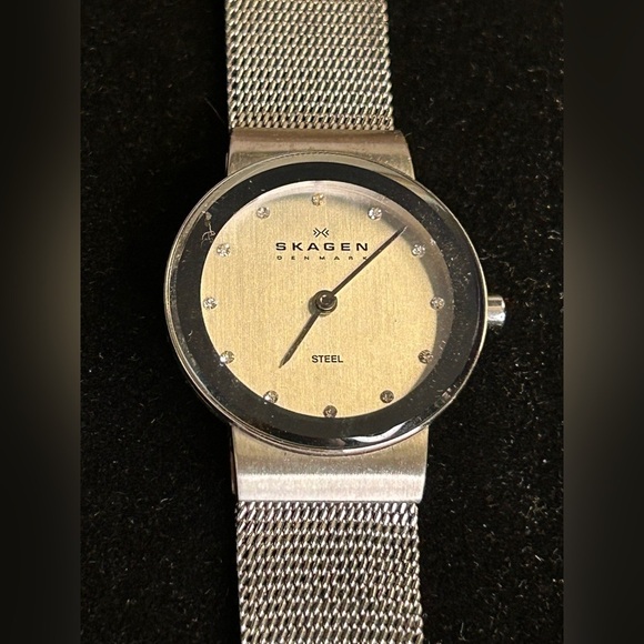 VINTAGE- SKAGEN WOMEN\'S WATCH, JEWEL HOUR MARKERS, MESH STRAP